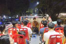 “巴士上盲人曲演唱”独特夜游线路 助力保护越南传统文化
