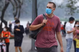 组图：越南重新开放国门 大量国际游客到河内参观游览