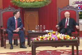 越共中央总书记阮富仲会见美国驻越大使马克•纳珀