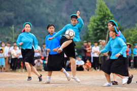 组图：来广宁省平辽县看山泽族女性同胞踢足球