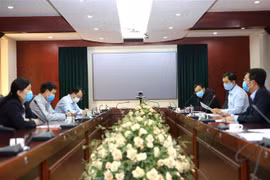 海防港就TIANJIN HIGHWAY号滚装集装箱船卸船方案召开紧急会议
