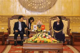 韩国国会议长朴炳锡对宁平省进行工作访问 
