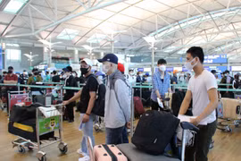 逾405名在韩国的越南公民安全抵达新山一国际机场