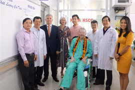 新冠肺炎疫情：英国籍飞行员治愈出院