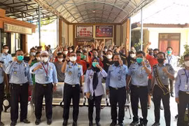 越南驻印尼大使馆对被扣押的越南渔民进行领事探视