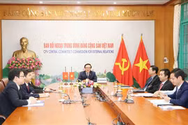  越共中央对外部部长黄平君与日本共产党国际委员会主任绪方康雄举行会谈