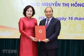 越南政府总理阮春福向各部门领导颁发任命书