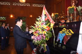 政府副总理王廷惠前往乂安省上香缅怀胡志明主席