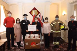 越南向英国和爱尔兰等国捐赠数十万只口罩