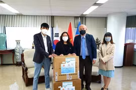越韩企业家为旅韩越南人捐赠口罩