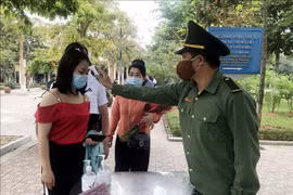 4·30和5·1假期期间成千上万名游客前往胡志明主席家乡参观游览