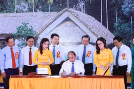 越南政府总理签发纪念胡志明主席诞辰130周年的邮票