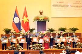越南国会各集体和个人荣获老挝国家的勋章和徽章