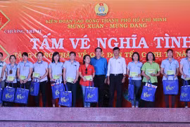 胡志明市向该市工人赠送1.2万张春节回乡车票