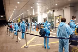 新冠肺炎疫情：将在英国滞留的270多名越南公民安全接回国