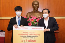 新华集团向越南捐赠50亿越盾
