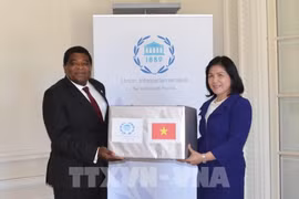 越南国会向各国议会联盟秘书处赠送口罩