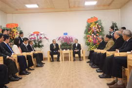 政府常务副总理张和平向大叻主教座堂和越南福音教教会致以圣诞祝福