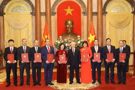 越共中央总书记、国家主席阮富仲向驻外大使颁发任命书