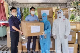 越通社向岘港市赠送1.6万只N95口罩和防疫物资