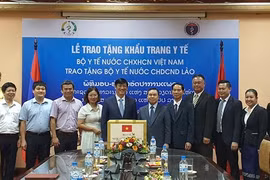 越南卫生部向老挝卫生部赠送20万只口罩 