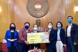 “坚强越南”活动为新冠肺炎疫情防控工作捐赠13亿越盾