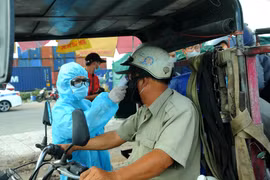 胡志明市采取强有力措施来防控疫情 对机场和火车站所有旅客进行采样检测 