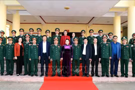 越南国会主席阮氏金银向得乐省军事指挥部拜年