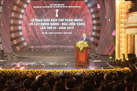政府总理阮春福出席2019年金锤镰全国党建新闻奖颁奖仪式
