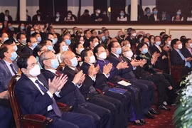 老挝人民民主共和国国庆45周年暨凯山·丰威汉主席诞生100周年纪念典礼在河内举行