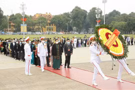 第二次越南少数民族全国代表大会参会代表团入陵瞻仰胡志明主席遗容