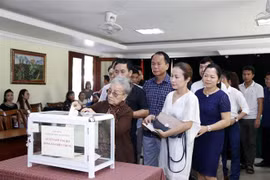 在老挝越南人心系祖国中部灾区