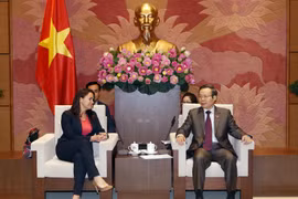国会副主席冯国显会见“匈牙利公民联盟”代表团