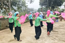 老街省热依族同胞的王热依曲调