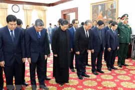 越南党和国家出席原老挝总理西沙瓦·乔本潘大将吊唁仪式