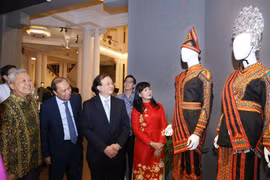 2020年东盟各国传统服饰展精彩亮相首都河内