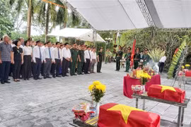 渭川县国家烈士陵园为烈士遗骸举行追悼会和安葬仪式