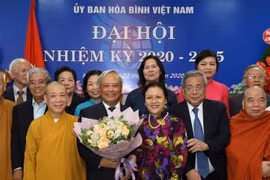 汪周刘连任和平委员会主席