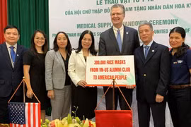 越南红十字会向美国人民赠送医疗物资