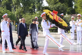  越南党和国家领导人向英雄烈士敬献花圈