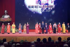 阮春福总理出席越南英雄母亲代表见面会