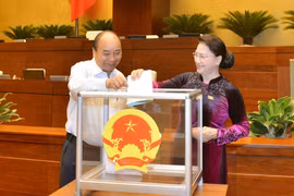 第十三届国会第九次会议通过国家选举委员会副主席和委员名单