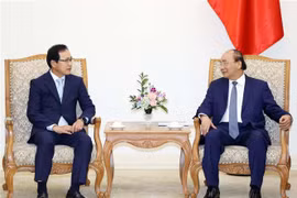 政府总理阮春福会见三星（越南）公司总经理崔周湖