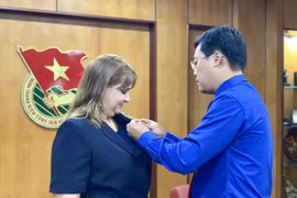 胡志明共青团中央委员会向古巴驻越副大使授予“年轻一代贡献”纪念章