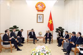 阮春福会见美国国际发展金融公司首席执行官亚当• 伯勒尔
