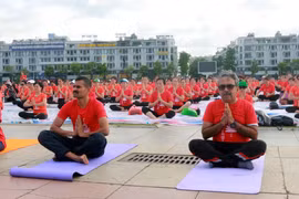  越南举行千人瑜伽活动 响应国际瑜伽日