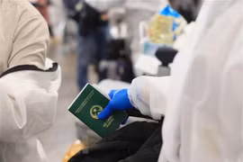 将340多名在美国的越南公民接回国