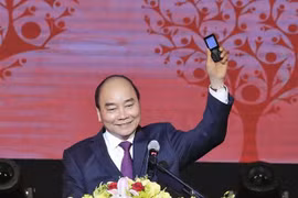 政府总理阮春福参加发短信为穷人捐款活动