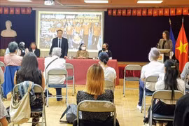 旅法越侨青年积极帮助越南橙毒剂受害者