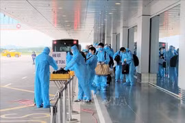 云屯国际航空港迎接载有150名日本专家的航班